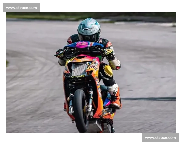 赛道巾帼：女车手用速度碾碎偏见，娱你安利她的破界人生